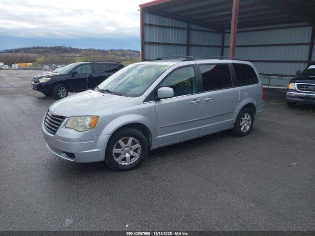 Chrysler Town & Country Touring Image 12