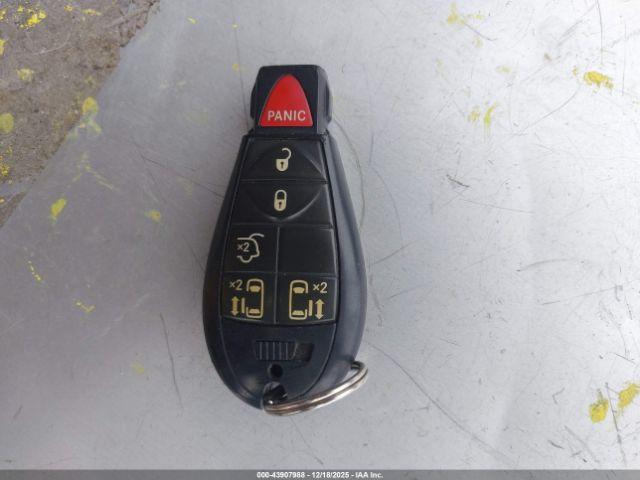 Chrysler Town & Country Touring Image 5