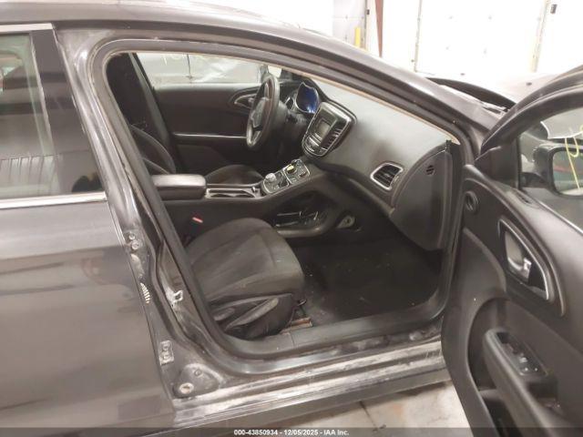 Chrysler 200 Limited Image 15