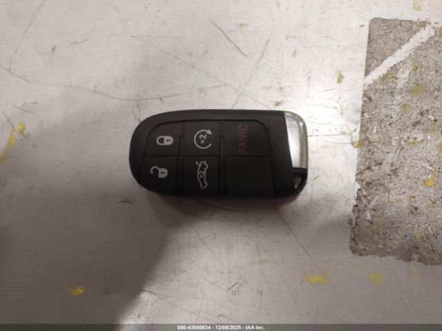 Chrysler 200 Limited Image 2