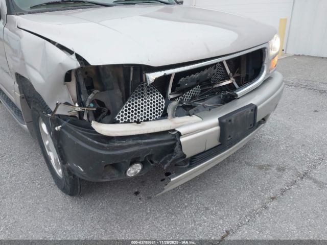 GMC Yukon Denali Image 8