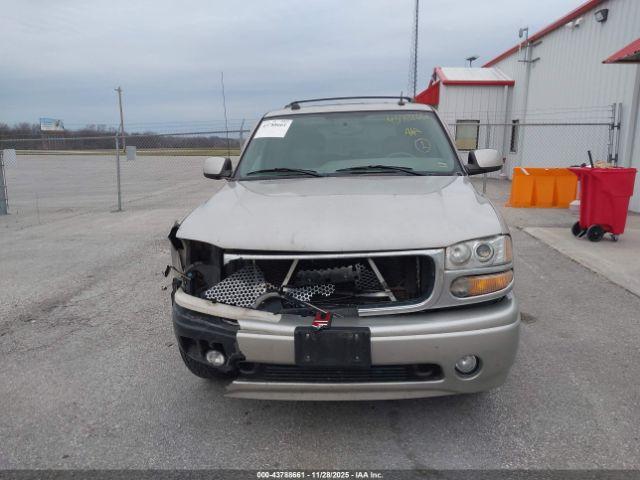 GMC Yukon Denali Image 12