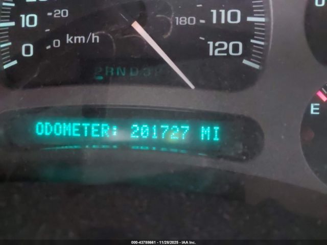 GMC Yukon Denali Image 16